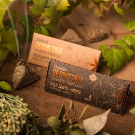   Sagrada Madre-Triangular Palo Santo Myrrh Palo Santo és Mirha Füstölő Háromszög